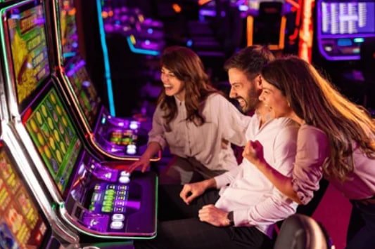 Người chơi Việt Nam trải nghiệm game slot online trên điện thoại tại detroit